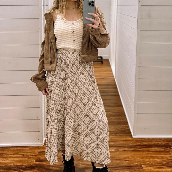 Pleated midi length skirt with boho prints - Picture 7 of 9